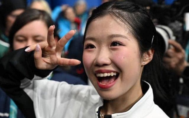 「神々しい」と絶賛された日本の17歳が生んだ涙の抱擁　元世界王者の言葉から浮き彫りになる“歴史的な価値”とは【冬季五輪】