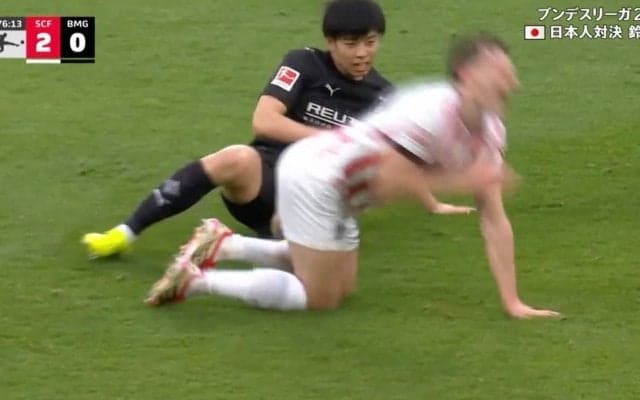 「吹っ飛んだな」高井幸大、“爆速危険タックル”炸裂の瞬間「ガッツリ削った」「回ったな…」鈴木唯人を神ブロック→即スライでブンデス初警告