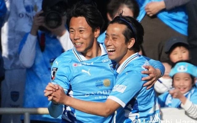 三ツ沢でのゴールラッシュ！“降格”横浜FCが大量5得点で“昇格”栃木シティに大勝！駒沢直哉が圧巻のヘッド4発！須藤大輔新監督が手にした初勝利！苦悩のパウロ＆武蔵…