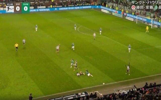 「プロレスラーかよ！」“危険な男” 安藤智哉、目を疑う“衝撃の光景”「ゴツいな」「デンジャー！」相手ごと刈り取る“パワフルスライディング”炸裂