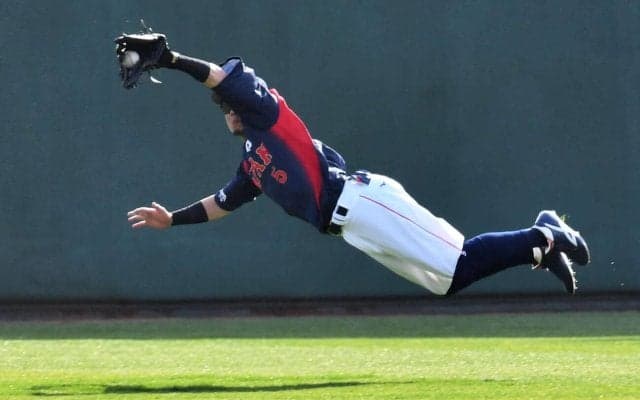 【侍ジャパン】牧原大成が本職ではない中堅で超ファインプレー　ダイビングキャッチで観客沸かす