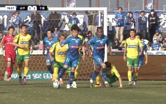 「明らかに厳しすぎる」警告8枚の試合で水戸FWが“遅延行為”によるイエロー2枚目→退場処分に「無理がある」「1枚貰ってる選手がやることではない」ファンの意見様々