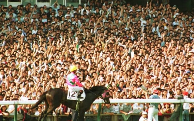 『ウマ娘』でも持ち味として描かれる「逃げ」のスタイルで、記録と記憶に残るダービー制覇を遂げたアイネスフウジン