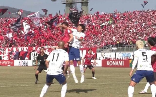 「PKはおかしい」「これはよく見てるわ」競り合いで肘が顔面直撃→ファウル判定に賛否両論「腕がかなり上がってたからなぁ」