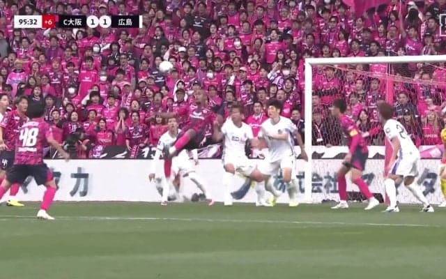 「えっぐいゴラッソ」191cm大型FWの“豪快オーバーヘッド弾”にファン驚愕「これはもうズラタン」守備陣呆然の圧巻バイシクルシュート