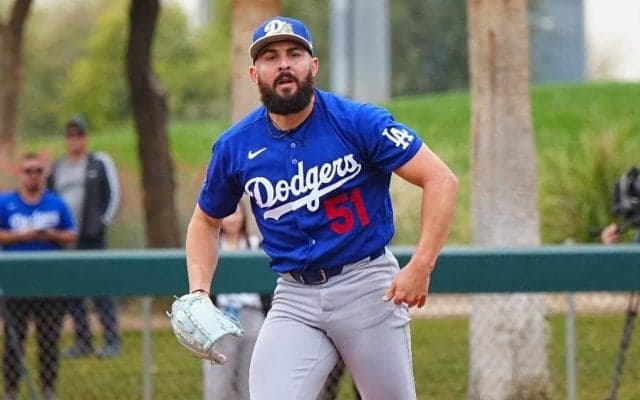 現れた謎の“NPBファン”「アツい！」　日本人が発見、MLB公式が捉えた場違いな光景