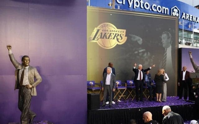 レイカーズのアリーナ近くに銅像が公開されたライリー「素晴らしい人たちに囲まれていた」