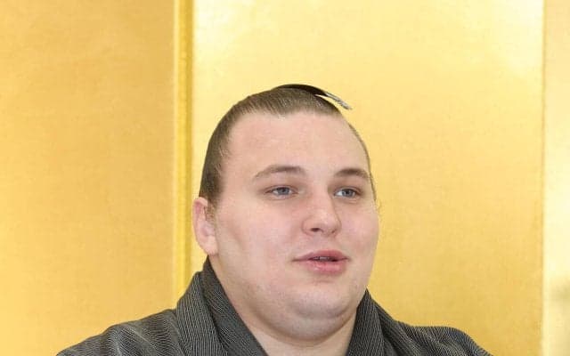 安青錦に幸南食糧から化粧まわし　おにぎりに15個の白い星