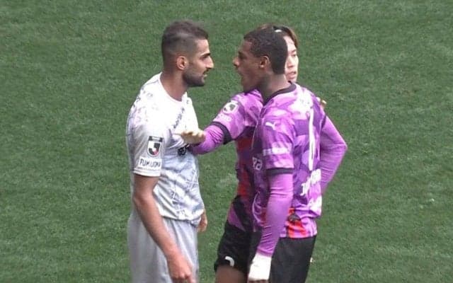 「怖すぎる」助っ人同士が一触即発のフェイスオフ「ど迫力の睨み合い」「キレすぎやろ」球際の攻防からエキサイト→スタジアム騒然！