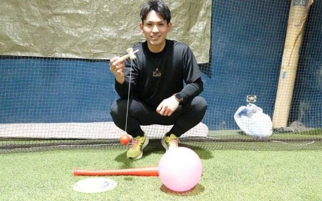 脳と体に記憶させるフルスイングの「錯覚」　フォームは無視…ポイント掴む“風船割り”