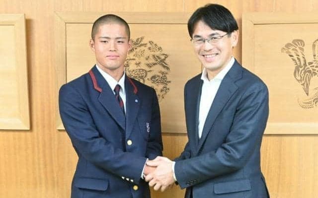 智弁学園の主将らが奈良県庁訪問　センバツ「一戦一戦、上を目指す」