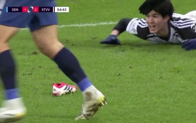 「これカードだろ」22歳日本代表FW、足踏まれ脱げたスパイクを蹴り飛ばされ…“怒り”アピールもノーファウル「蹴ったやつ誰」「態度悪いな」まさかの愚行にファン慷慨