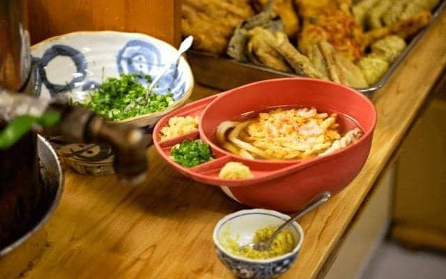 広島カープの「赤ヘル」がうどん容器に　地元企業が応援グッズを販売