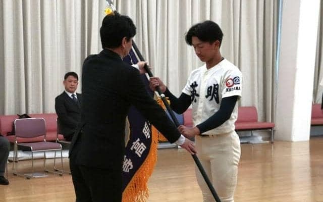 重みに湧く甲子園の実感　四国王者の香川・英明に選抜旗が届く
