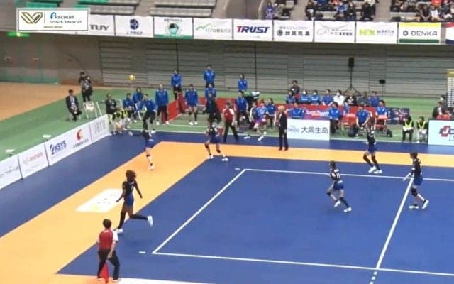 危ない！ 女子バレー、ボールガールを直撃から守ったベンチ選手 カメラが捉えた咄嗟の行動が紳士的