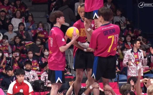 もはやバレーボールじゃない…“斬新すぎる”始球式「遂にこの形態まできたか」驚きの声