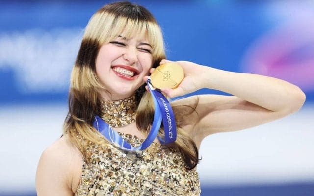 アリサ・リウがまさかの“寝落ち”…金メダル2個を首にかけ「彼女にしかできないことだ」【冬季五輪】