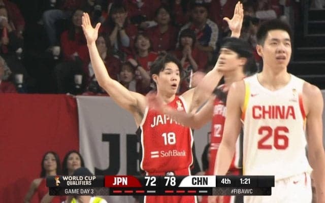 「何もしてない…」日本vs中国戦で“物議を醸す判定”「手を挙げてただけにしか見えない」「意味わからん」馬場雄大退場でファン騒然【バスケW杯予選】