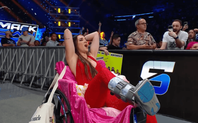 まるで「クララが立った」状態？ 骨折中の高飛車女子レスラーに起きた“奇跡的展開”にファンツッコミ「プロだ」「ただでは起きない女」