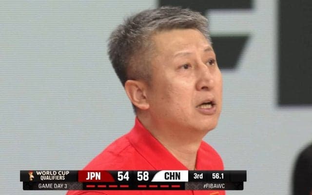 「審判ちゃんとみて」中国HC、日本戦で“まさかの行動”「コートに入りすぎでは？」「邪魔してる」3Pライン侵入でファン困惑【バスケW杯予選】