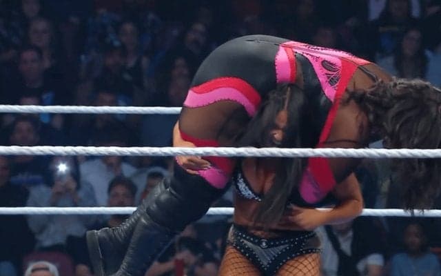 衝撃パワー…日本人レスラーの“秘書役”美女が覚醒→“120キロ超”モンスター女子を担ぎ「掟破りの技」炸裂に会場どよめき