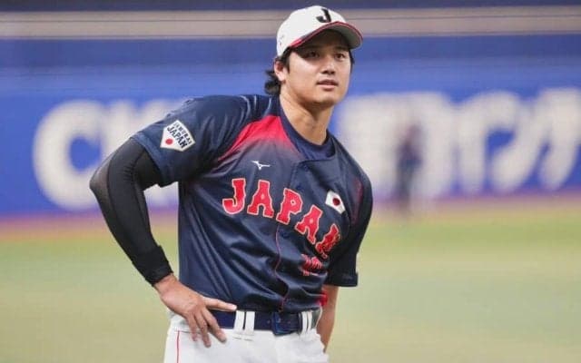 大谷翔平、通路を颯爽と球場入り　帽子とってサロンで挨拶…初合流のベンチ裏の風景