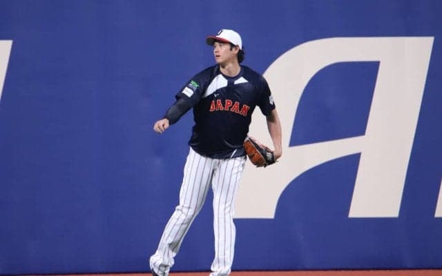 WBC代表 大谷翔平がスタンドにボール投げ込むサプライズ！キャッチボールにファンも釘付け、球場入りで球場からは大歓声