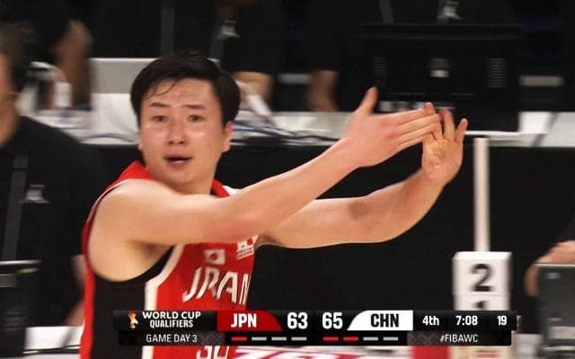 「やりたい放題だな…」中国HC、富永啓生を“前代未聞の妨害”「一発退場でしょ」「6対5はズルい」“激昂”の真相にネット騒然【バスケ日本代表】