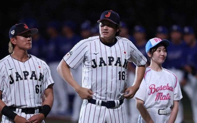 大谷翔平が笑顔でイタズラ…マスコットの頭叩く　3年前はドアラ無視、また悪ガキ発動
