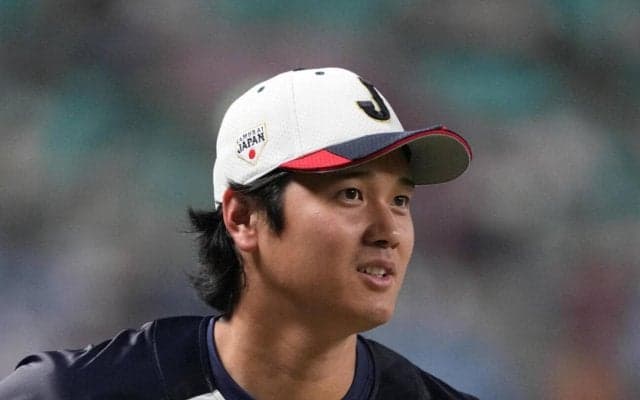 【WBC】スーツ姿の中田翔氏、日本ハム時代の後輩と再会　大谷翔平は手袋を外して丁寧にあいさつ