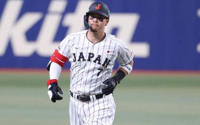 佐藤輝明が新バンテリンD“1号”　侍強化試合で131m特大弾…先制アーチに球場騒然