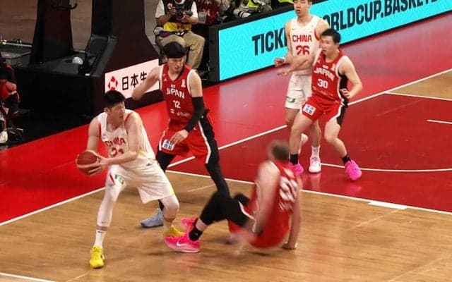 「何てことするんだ！」中国選手の“肘”が日本選手の“顔面”に直撃…「すげー荒れてるな」アンスポ＆テクニカル連続宣告にファン驚愕【バスケW杯予選】
