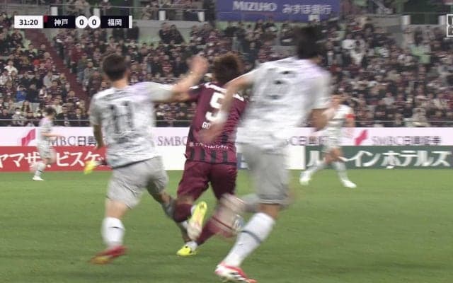 「もろ足裏…」福岡MF、相手の踵を踏む危険タックルで一発退場「めっちゃ痛そう」