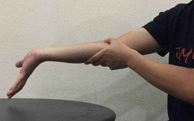 地味に効く！？PC・スマホで疲労蓄積中。スポーツトレーナーが実践「手首のストレッチ」