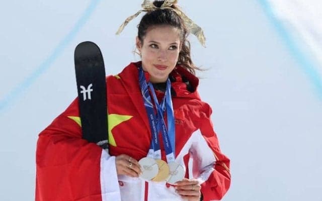 「スキー板をハイヒールに履き替え…」アイリーン・グーが五輪後即“モデル活動”　英紙「批判を軽々とはねのけ、次なる仕事へ」