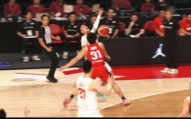 「強すぎ」日本選手が“ゴリゴリ守備”→中国選手が吹っ飛ぶ！激しいコンタクトにSNS騒然「危ないよ」「ヒヤッとした」【バスケW杯予選】