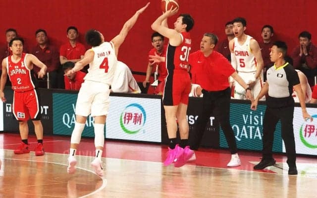 「触るなよ！」富永啓生、中国監督の“妨害”をあざ笑う理不尽スリー炸裂！「HCがダブルチームって…」「さすがの駆け引き」ファン驚愕【バスケ日本代表】