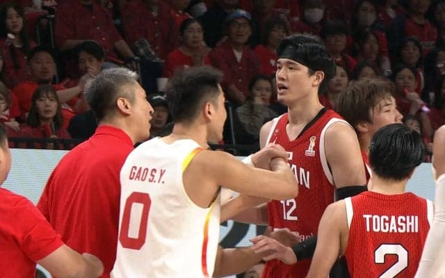 中国監督が日本選手を踏む素振り…バスケ日中戦で一触即発！「スポーツマンシップなさすぎて泣けてくる」「さすがに酷い」渡邊雄太も激昂