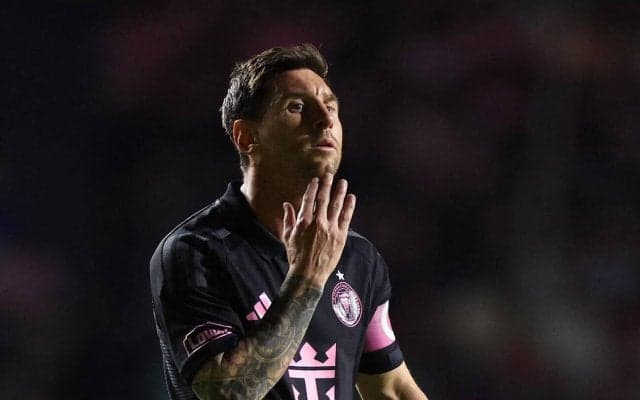 メッシ、試合終了間際に乱入者に抱きつかれ転倒　試合中のまさかのアクシデントもケガはなし