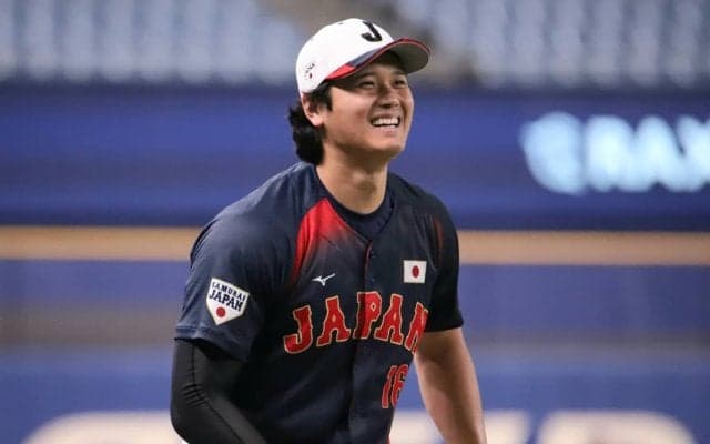 大谷翔平がグラウンドでキャッチボール！観客入り前に早々調整、前日にはスタンドにボール投げ入れるサプライズ【WBC壮行試合】