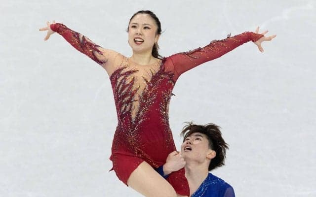 「心の中でいつも特別な場所…」男性2人に挟まれたフィギュア団体銀・吉田唄菜が笑顔の理由「最高に素敵」【冬季五輪】