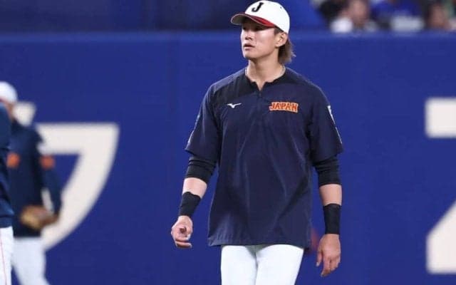 大谷＆誠也に挟まれ…侍23歳が「気まずそう」　ベンチ前の光景に注目「エグイ場所おる」