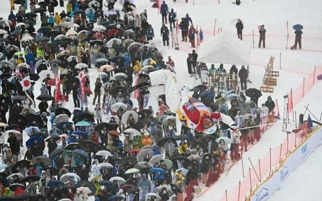 五輪出場者が滑走、富山でモーグルW杯　観客「生で見ると迫力違う」