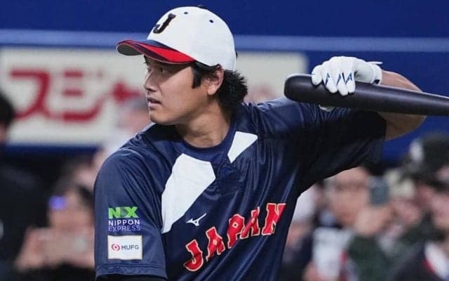 大谷翔平のフリー打撃の真後ろで…全く驚かぬ“人物”　黙々と作業、相棒には見慣れた光景