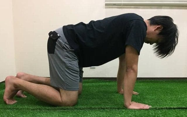 快眠ストレッチ！スポーツトレーナーが実践「肩・背中のストレッチ」