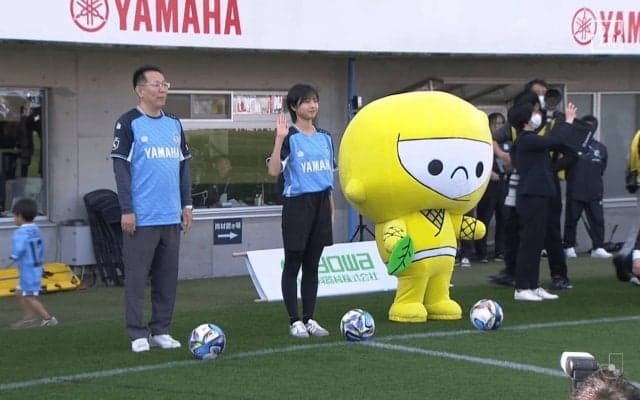 「モー娘にこんな可愛い子いたの？」17歳アイドルがJリーグ登場で脚光！弓桁朱琴の弾ける笑顔と“ふんわりキック”「眩しすぎる」「なぜかパネンカw」