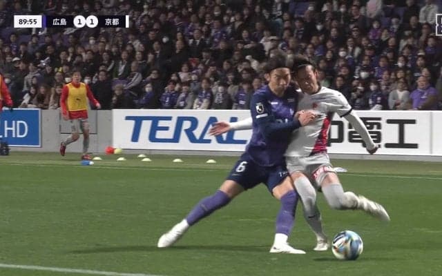 「ボールに行ってない…」広島MFの“強烈ショルダーチャージ”にSNS騒然「ありなの？」「荒すぎ」ノーファウル判定に京都指揮官も怒り