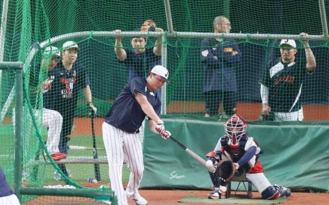 【WBC】村上宗隆がチーム合流、フリー打撃は吉田正尚と同組　外野の大谷翔平が打球処理
