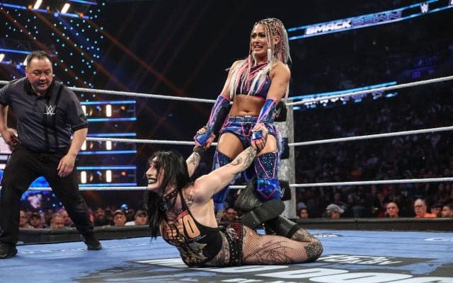 人気日本人女子レスラー、衝撃の顔面“ガチ踏みつけ”シーンがSNSで大バズり…実況席も顔を覆う“無慈悲制裁”の一部始終