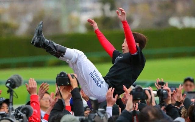 藤岡佑介、土曜阪神でラストライド--万感の引退式「ジョッキーという仕事が大好きでした」